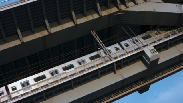 다리 아래를 지나는 도시의 지하철