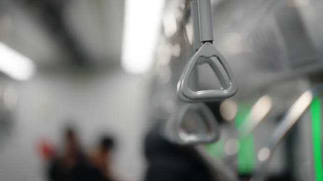 움직이는 지하철의 회색 손잡이