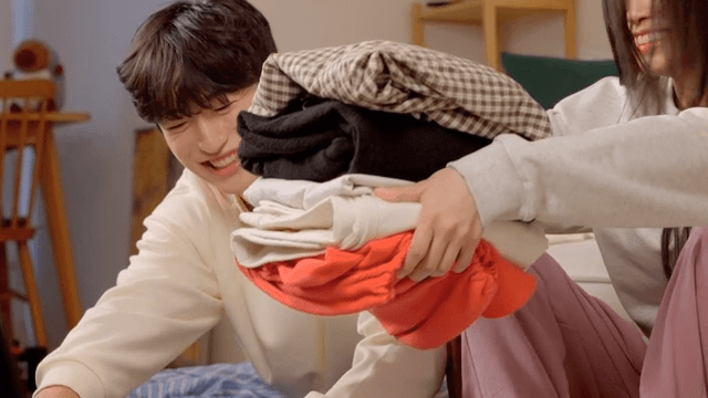 옷을 같이 정리하는 커플