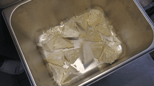 트레이에 담긴 양배추 심지 조각들