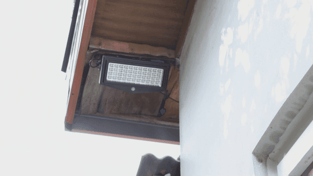 건물 처마 아래의 조명