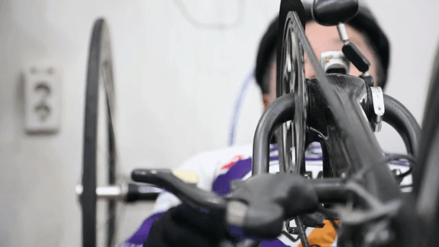 실내에서 핸드사이클 운동하는 사람