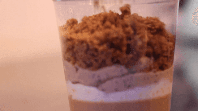 크럼블 토핑이 있는 크림 디저트