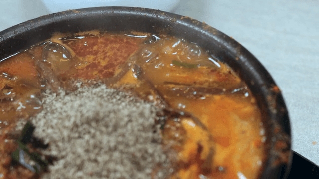 끓고 있는 고사리 순댓국에 넣는 들깨가루