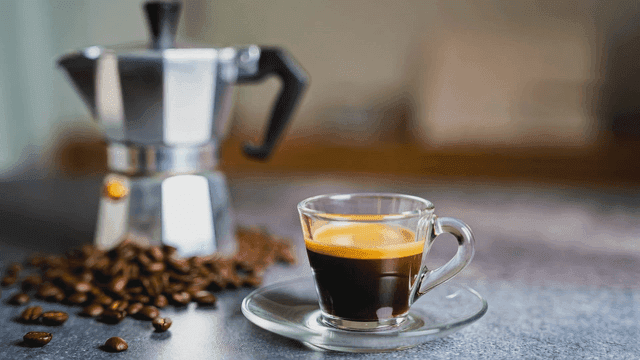 커피콩과 함께 있는 에스프레소 한 잔