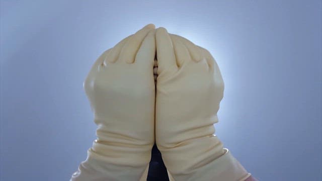 손에 들린 메주콩이 떨어지는 장면