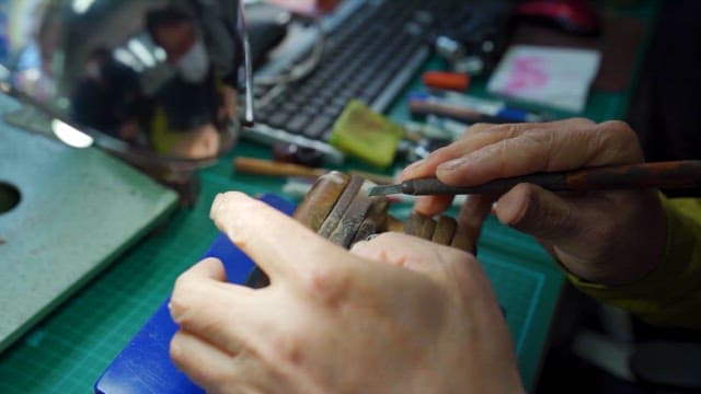 작업실에서 정교한 디자인을 조각하는 장인