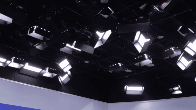 여러 조명이 있는 스튜디오 천장