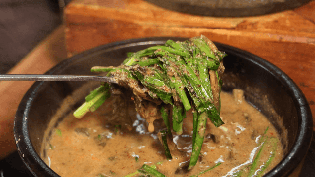 뚝배기에 담긴 추어탕을 푸는 숟가락