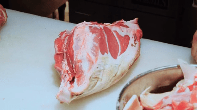 주방 조리대 위에 신선한 고기