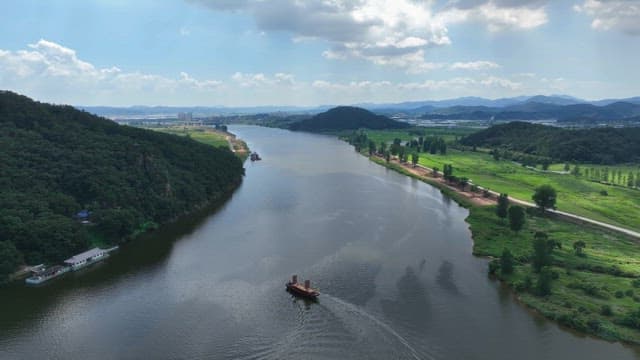 푸른 언덕 사이로 흐르는 고요한 강