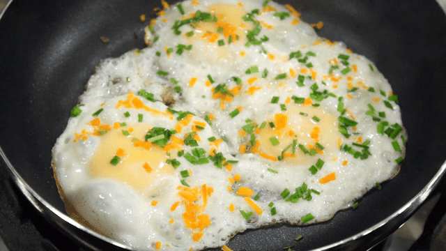 채소를 곁들인 계란후라이