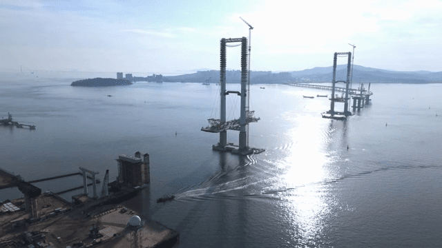 잔잔한 바다 위의 다리 건설