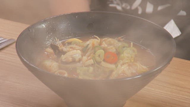 나무 테이블 위에 놓인 뜨거운 매운탕 한 그릇