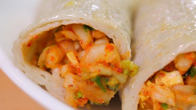 매콤한 배추 소가 들어간 메밀전병