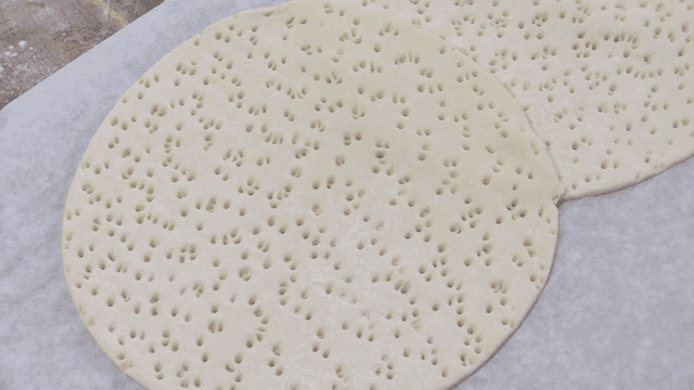 종이호일 위에 구멍이 있는 평평한 반죽들