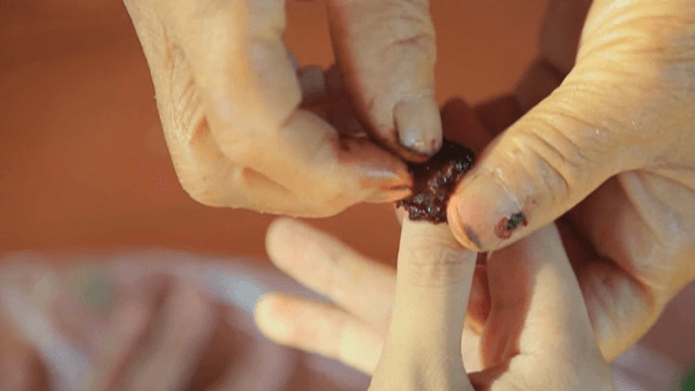 손톱 위에 올리는 빻은 봉선화 꽃잎