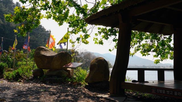 나무와 녹지로 둘러싸인 바위탑