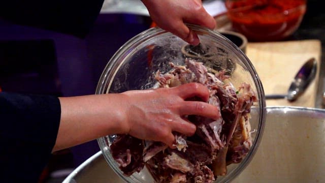 끓는 냄비에 익힌 닭고기 추가