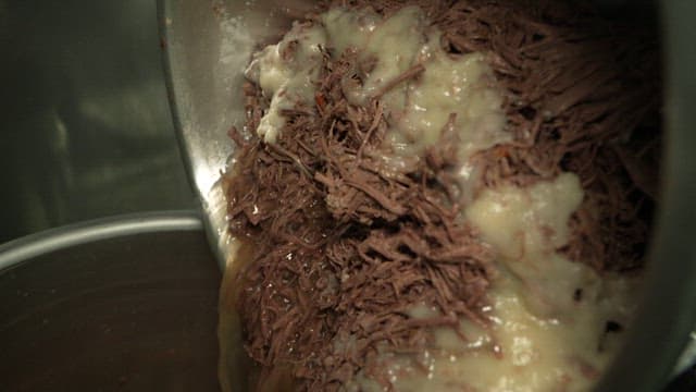 주방의 커다란 솥에 소고기를 넣고 끓이는 매콤한 육개장