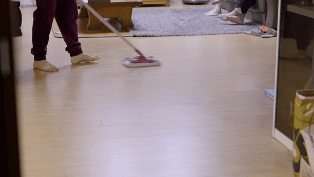 실내에서 바닥을 닦는 사람