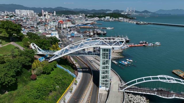 현대적인 전망대가 있는 해안 도시