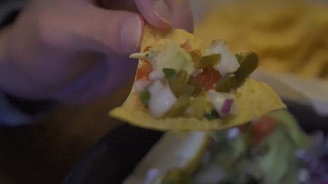 잘게 다져진 신선한 채소들이 올라간 나쵸