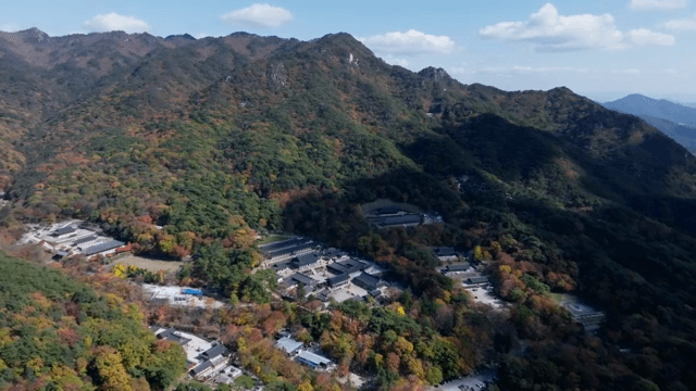 한옥 마을이 보이는 광활한 산 풍경