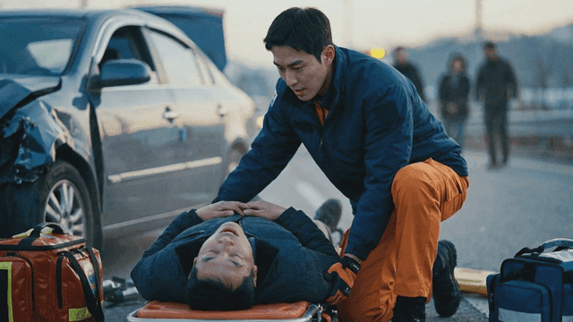 Emergency medical technicians responding to emergencies at traffic accident scenes