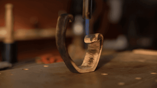 나무 조각을 토치로 그으르는 공예가