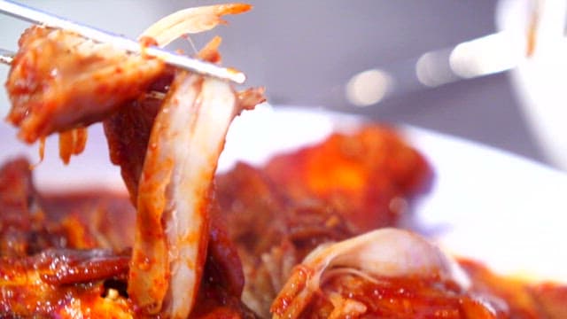 젓가락으로 집어 올린 매운 가오리찜