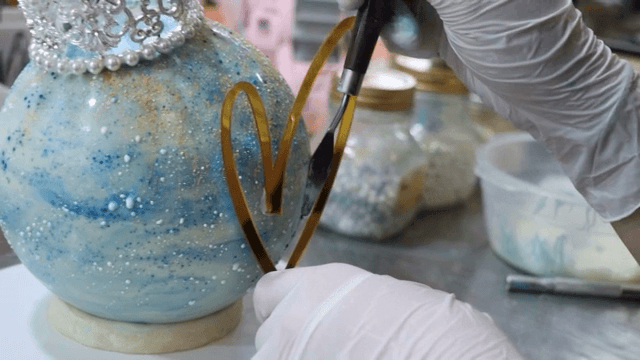 Decorating a spherical cake with a crown