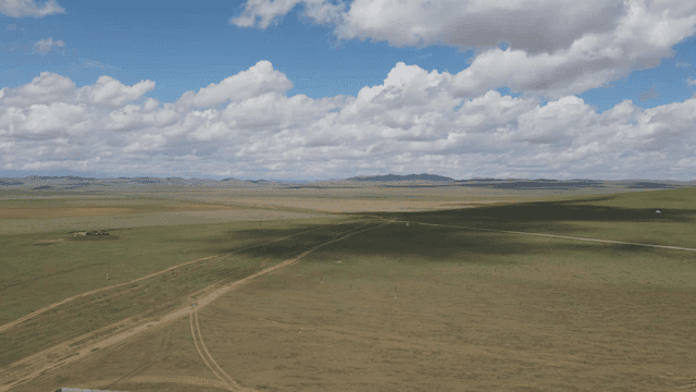 구름 낀 하늘 아래 광활한 평원