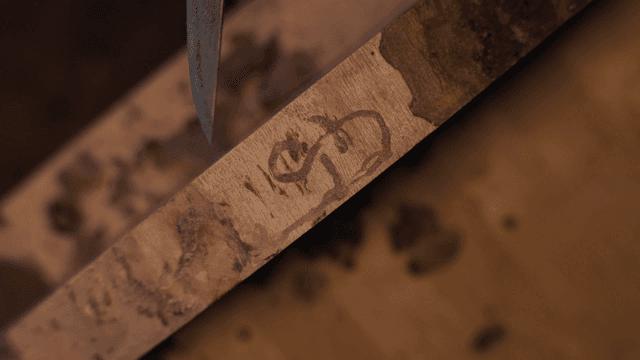 정밀 도구로 나무 조각하기