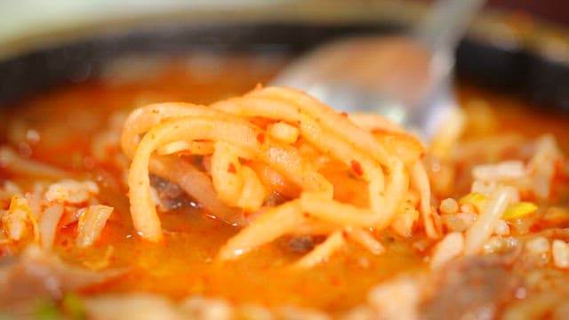 무생채와 같이 먹는 소고기국밥