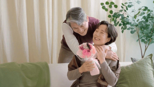 여성에게 꽃을 선물하는 노신사