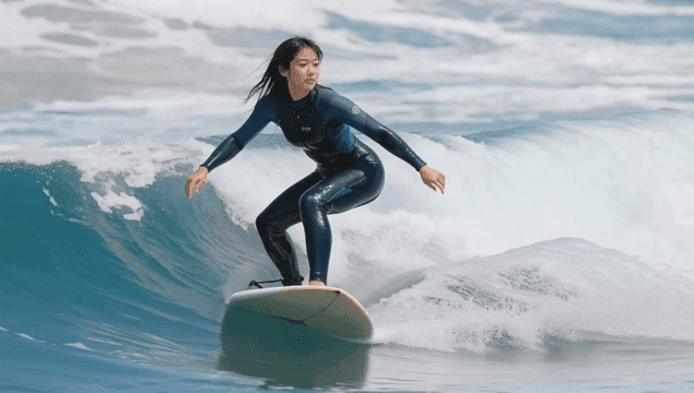 바다 파도에서 서핑하는 젊은 여성