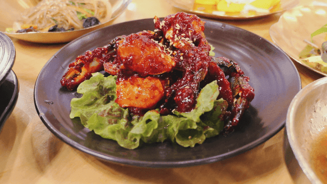 Spicy marinated crab on lettuce plate