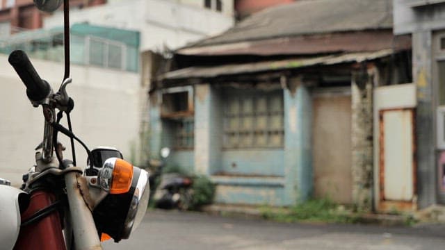 낡은 건물 밖에 주차된 오래된 오토바이