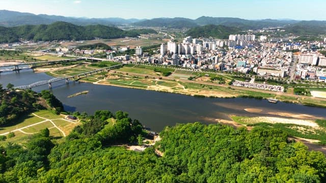 강과 다리가 있는 도시 풍경