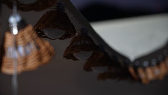 집의 따뜻하게 빛나는 조명기구들