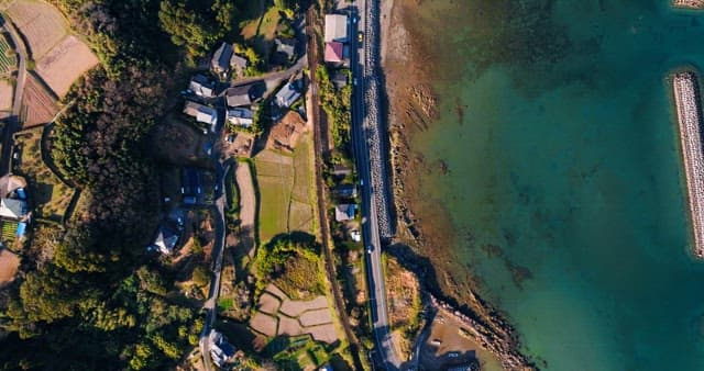 해안가와 마을 사이에 있는 해안도로