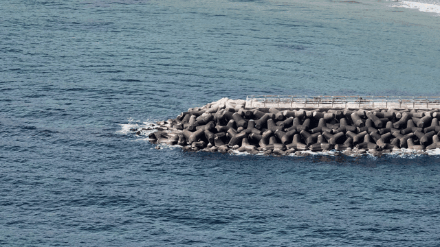 방파제에 부딪히는 파도