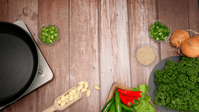 나무 접시에 담긴 신선한 양념 돼지고기