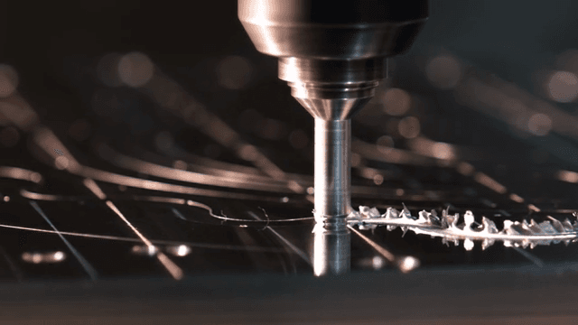 금속 표면을 정밀 가공하는 기계의 근접 촬영