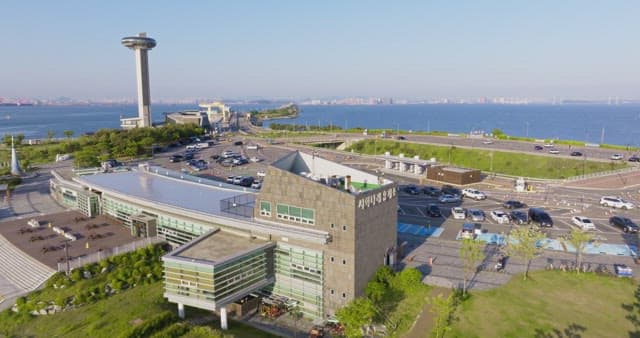 도시 스카이라인과 연결된 긴 다리