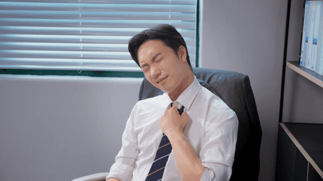 책상에서 스트레스를 받는 직장인
