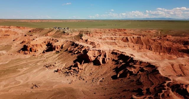 사람들이 있는 광활한 사막 풍경