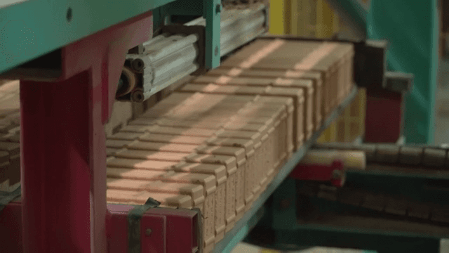 Machine for arranging bricks