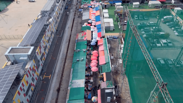 다채로운 파라솔이 있는 번화한 시장 거리